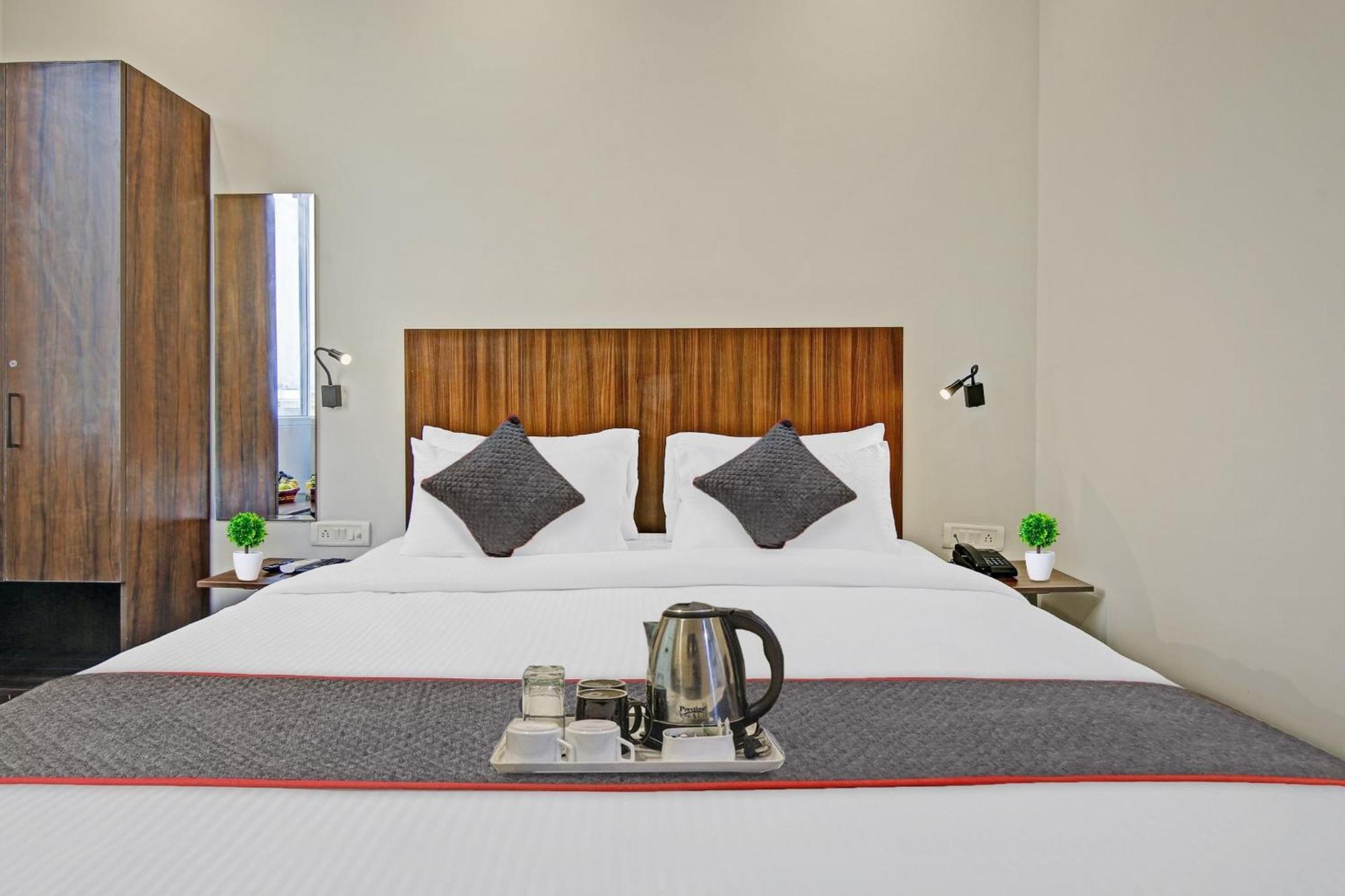 Townhouse Golden Frame Hotel Ghaziabad Eksteriør billede