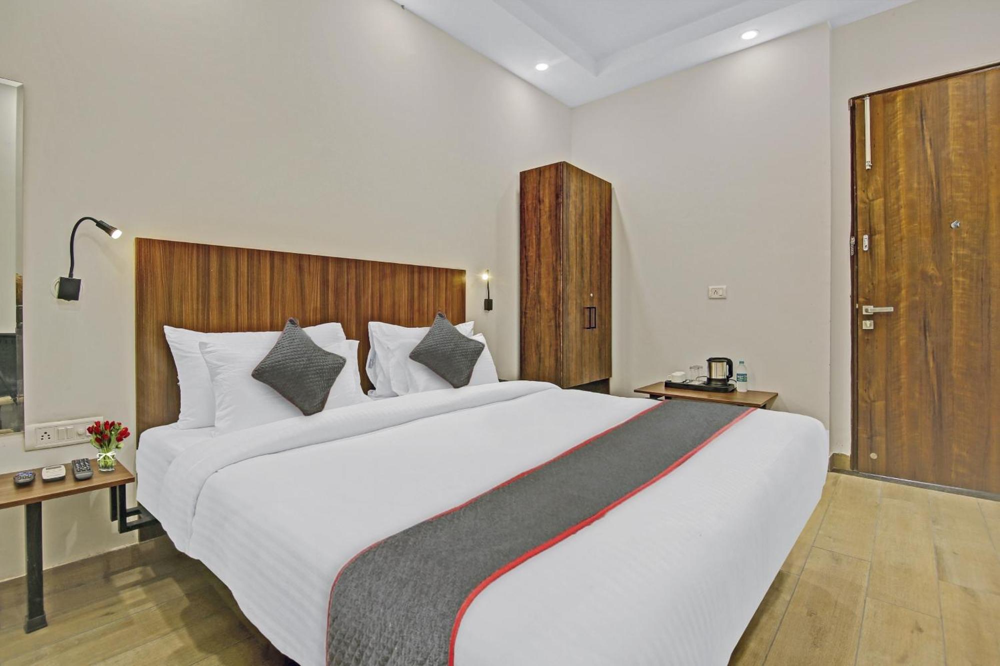 Townhouse Golden Frame Hotel Ghaziabad Eksteriør billede