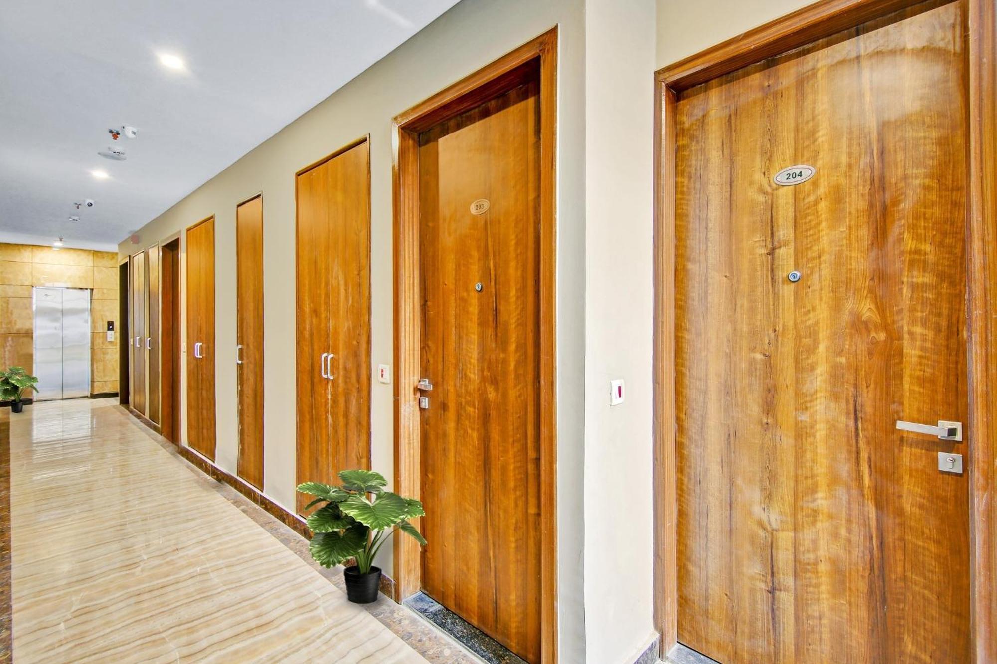 Townhouse Golden Frame Hotel Ghaziabad Eksteriør billede