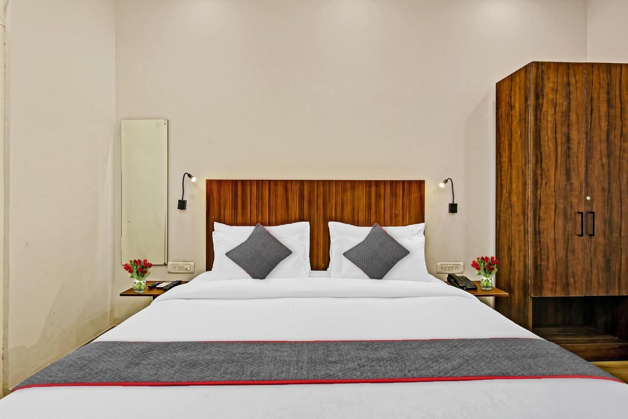 Townhouse Golden Frame Hotel Ghaziabad Eksteriør billede